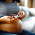 Femme enceinte tenant des médicaments