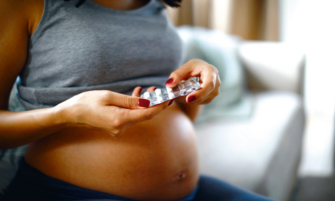 Femme enceinte tenant des médicaments