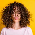 cheveux bouclés
