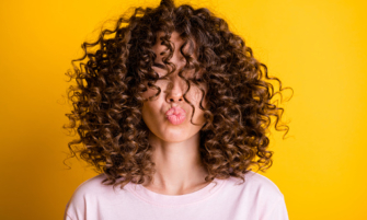 cheveux bouclés