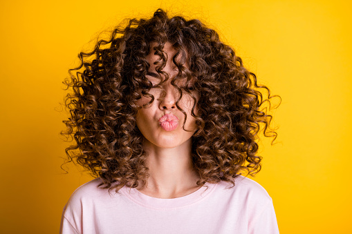 cheveux bouclés
